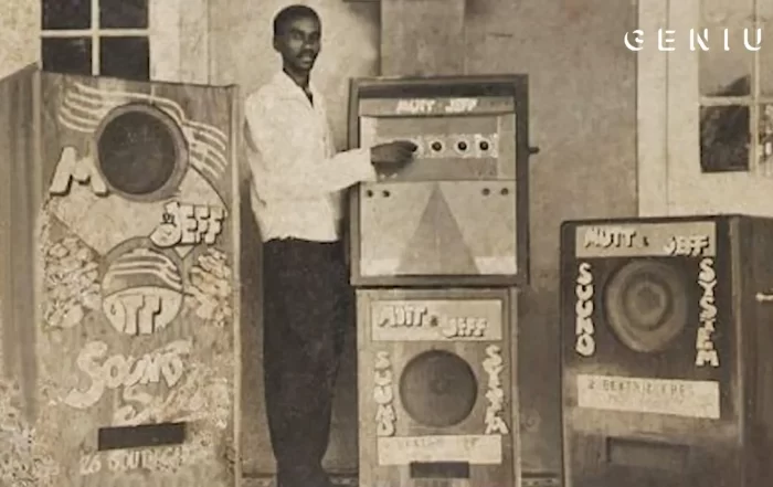 Sound Clash ses savaşları için karşılıklı kurulmuş devasa mobil ses sistemleri ve hoparlör kuleleri.