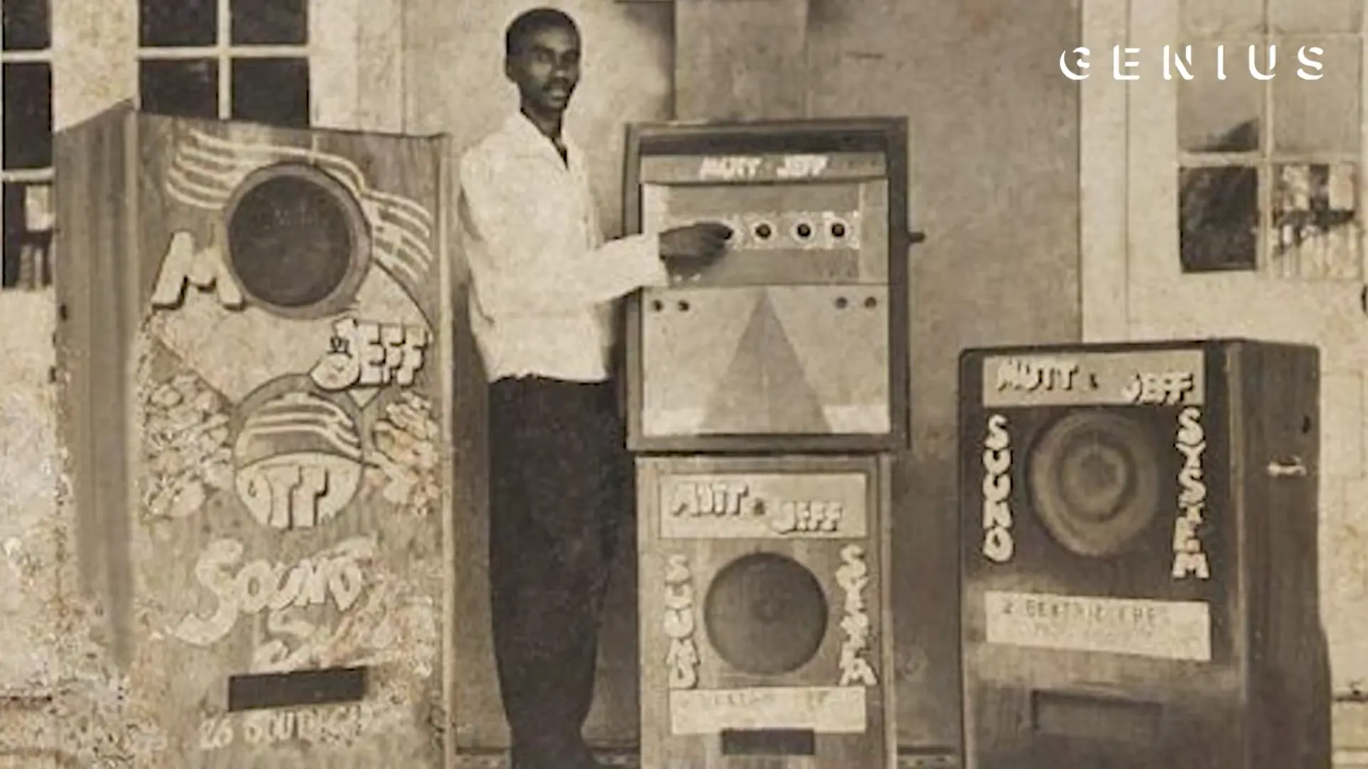 Sound Clash ses savaşları için karşılıklı kurulmuş devasa mobil ses sistemleri ve hoparlör kuleleri.
