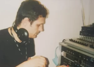 Fuar ve kurumsal etkinlik ses sistemi kiralama projesinde teknik kontrol masası yönetimi.
